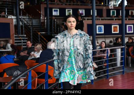 Helsinki, Finnland. 24. März 2023. Ein Modell, das ein Kleid der Marke Ivana Helsinki zeigt, läuft auf der Tanzfläche des Schiffes. Am 26. März 2023 organisierte die Eckero Line Ship Company ein Fashion Festival auf dem Schiff Finlandia, das zwischen Helsinki und Tallinn verkehrt. Das Fashion Festival wurde in Zusammenarbeit mit Ivana Helsinki durchgeführt, das von Paola Suhonen geleitet wurde. Kredit: SOPA Images Limited/Alamy Live News Stockfoto