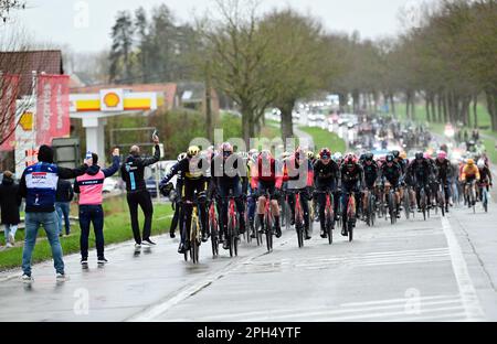 Wevelgem, Belgien. 26. März 2023. Das Reiterpaket, das während des Männer-Radrennen Gent-Wevelgem - in Flanders Fields, 260, 9 km von Ieper nach Wevelgem, Sonntag, den 26. März 2023, in Aktion gezeigt wurde. BELGA PHOTO DIRK WAEM Credit: Belga News Agency/Alamy Live News Stockfoto