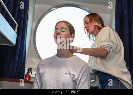 Helsinki, Finnland. 24. März 2023. Make-up-Künstler-Stylist bereitet Modell für die Modenschau vor. Am 26. März 2023 organisierte die Eckero Line Ship Company ein Fashion Festival auf dem Schiff Finlandia, das zwischen Helsinki und Tallinn verkehrt. Das Fashion Festival wurde in Zusammenarbeit mit Ivana Helsinki durchgeführt, das von Paola Suhonen geleitet wurde. (Foto: Takimoto Marina/SOPA Images/Sipa USA) Guthaben: SIPA USA/Alamy Live News Stockfoto