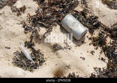 Plastikabfall und faule Dose, Mauritius Stockfoto