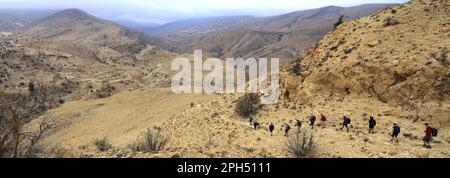 Walkers auf dem Jordan Trail in Wadi Feid, Jabal Ffied, Al-Sharat in Jordanien, Naher Osten Stockfoto