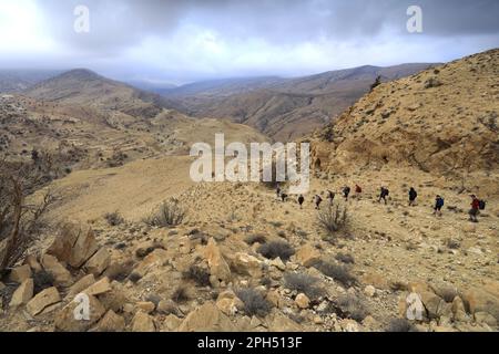 Walkers auf dem Jordan Trail in Wadi Feid, Jabal Ffied, Al-Sharat in Jordanien, Naher Osten Stockfoto