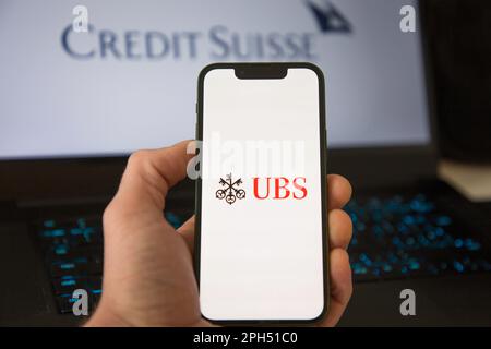 UBS Bank Mobile-Banking-App vor der Credit Suisse-Website Stockfoto