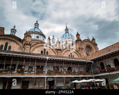 Kathedrale von Cuenca, Ecuador, auch bekannt als Neue Kathedrale oder Kathedrale der unbefleckten Empfängnis, aus Sicht des Restaurants El Confesionario Stockfoto