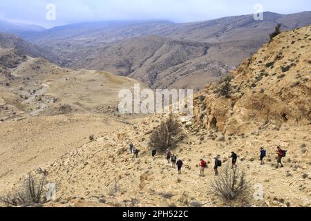 Walkers auf dem Jordan Trail in Wadi Feid, Jabal Ffied, Al-Sharat in Jordanien, Naher Osten Stockfoto