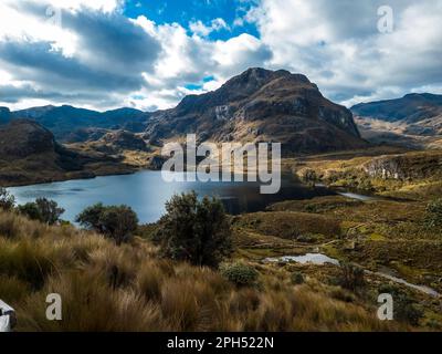 Landschaft mit Seen des Nationalparks El Cajas Mountains in Ecuador in der Nähe von Cuenca City in Ecuador, Südamerika. Stockfoto