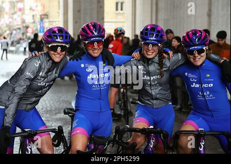 Wevelgem, Belgien. 26. März 2023. Team Jayco Alula Riders zu Beginn des Frauenradrennens Gent-Wevelgem in Flanders Fields, 162, 5 km von Ieper nach Wevelgem, Sonntag, 26. März 2023. BELGA FOTO DAVID PINTENS Kredit: Belga News Agency/Alamy Live News Stockfoto