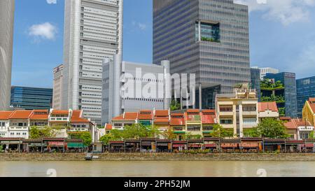 Clarke Quay ist eine Mischung aus Moderne und Tradition, bestehend aus restaurierten Ladenhäusern mit flippigen Art-Deco-Strukturen, Attraktion für Einheimische und Touristen Stockfoto