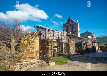 Haus in Ruinen und Kirche. El Muyo, Provinz Segovia, Castilla Leon, Spanien. Stockfoto