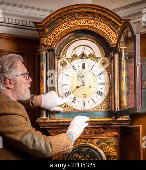 Der Präsident des British Horological Institute Alan Midleton passt die Zeit an die Sommerzeit an, während die britische Sommerzeit beginnt. Die Zeit beginnt auf einer östlich inspirierten Languhr, die William Hayway 1730 im Museum of Timekeeping in Nottinghamshire erbaut hat. Die kunstvoll verzierte Uhr kann ein Dutzend verschiedene Melodien abspielen, die auf eine Viertelstunde eingestellt werden können. Die Uhren gehen am 29. Oktober eine Stunde zurück. Foto: Sonntag, 26. März 2023. Stockfoto