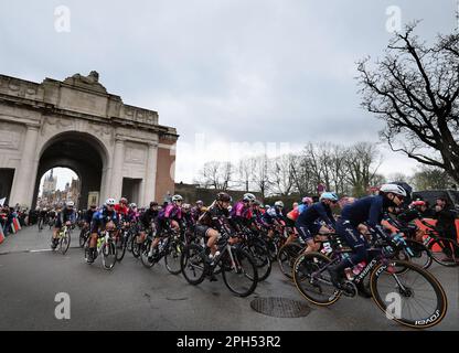 Wevelgem, Belgien. 26. März 2023. Das Reiterpaket zu Beginn des Frauen-Radrennen Gent-Wevelgem in Flanders Fields, 162, 5 km von Ieper nach Wevelgem, Sonntag, 26. März 2023. BELGA FOTO DAVID PINTENS Kredit: Belga News Agency/Alamy Live News Stockfoto