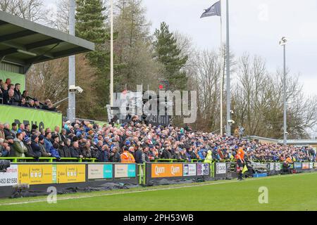 Nailsworth, Großbritannien. 26. März 2023. Fans des Sheffield Wednesday beim Sky Bet League 1-Spiel Forest Green Rovers vs Sheffield Wednesday im New Lawn, Nailsworth, Großbritannien, 26. März 2023 (Foto von Gareth Evans/News Images) in Nailsworth, Großbritannien, am 3./26. März 2023. (Foto: Gareth Evans/News Images/Sipa USA) Guthaben: SIPA USA/Alamy Live News Stockfoto