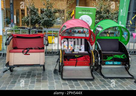 Ausstellung verschiedener Fahrradtypen im Bike Brussels - Ansicht und Details zu verschiedenen Fahrrädern - Elektrofahrrad - Batterie im Rahmen - Cargo Bike Stockfoto