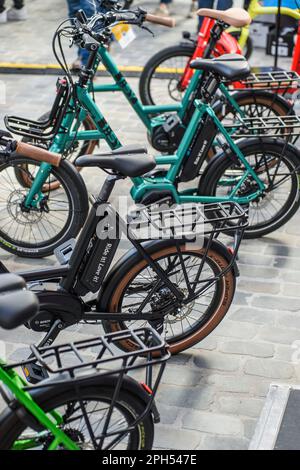 Ausstellung verschiedener Fahrradtypen im Bike Brussels - Ansicht und Details zu verschiedenen Fahrrädern - Elektrofahrrad - Batterie im Rahmen - Cargo Bike Stockfoto