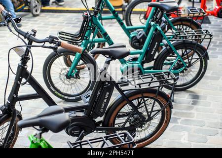 Ausstellung verschiedener Fahrradtypen im Bike Brussels - Ansicht und Details zu verschiedenen Fahrrädern - Elektrofahrrad - Batterie im Rahmen - Cargo Bike Stockfoto