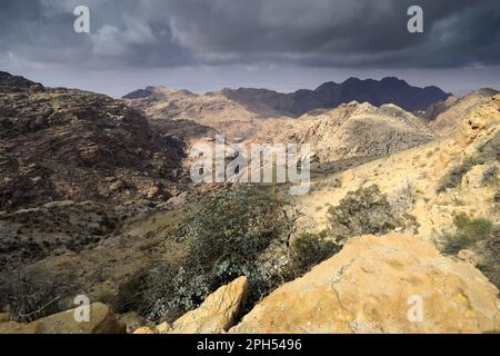 Blick über die Landschaft der Sahwah Wadi bis zu den Bergen von Jabal Abu Mahmoud, Südjordanien, Mittlerer Osten Stockfoto