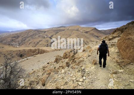 Walkers auf dem Jordan Trail in Wadi Feid, Jabal Ffied, Al-Sharat in Jordanien, Naher Osten Stockfoto