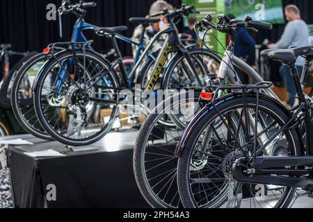 Ausstellung verschiedener Fahrradtypen im Bike Brussels - Ansicht und Details zu verschiedenen Fahrrädern - Elektrofahrrad - Batterie im Rahmen - Cargo Bike Stockfoto