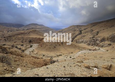 Walkers auf dem Jordan Trail in Wadi Feid, Jabal Ffied, Al-Sharat in Jordanien, Naher Osten Stockfoto