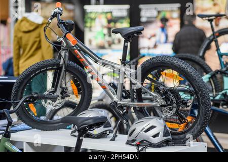 Ausstellung verschiedener Fahrradtypen im Bike Brussels - Ansicht und Details zu verschiedenen Fahrrädern - Elektrofahrrad - Batterie im Rahmen - Cargo Bike Stockfoto