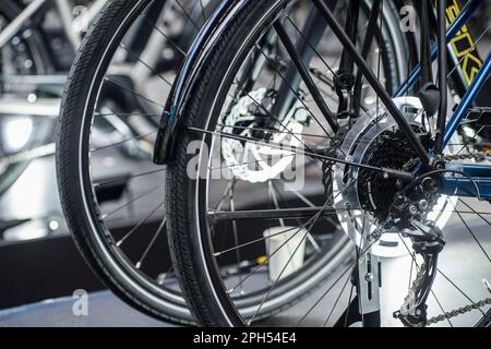 Ausstellung verschiedener Fahrradtypen im Bike Brussels - Ansicht und Details zu verschiedenen Fahrrädern - Elektrofahrrad - Batterie im Rahmen - Cargo Bike Stockfoto