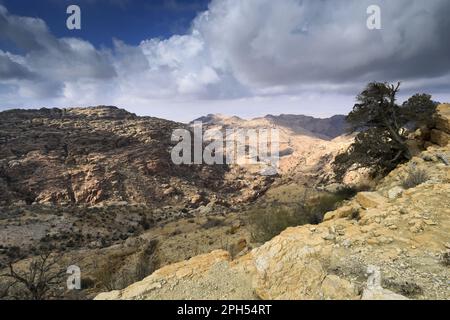 Blick über die Landschaft der Sahwah Wadi bis zu den Bergen von Jabal Abu Mahmoud, Südjordanien, Mittlerer Osten Stockfoto