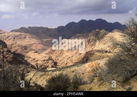 Blick über die Landschaft der Sahwah Wadi bis zu den Bergen von Jabal Abu Mahmoud, Südjordanien, Mittlerer Osten Stockfoto