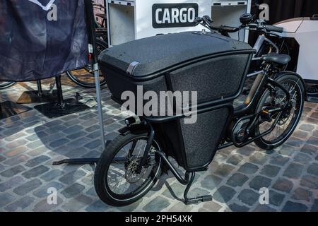 Ausstellung verschiedener Fahrradtypen im Bike Brussels - Ansicht und Details zu verschiedenen Fahrrädern - Elektrofahrrad - Batterie im Rahmen - Cargo Bike Stockfoto