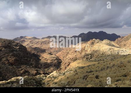 Blick über die Landschaft der Sahwah Wadi bis zu den Bergen von Jabal Abu Mahmoud, Südjordanien, Mittlerer Osten Stockfoto