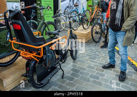 Ausstellung verschiedener Fahrradtypen im Bike Brussels - Ansicht und Details zu verschiedenen Fahrrädern - Elektrofahrrad - Batterie im Rahmen - Cargo Bike Stockfoto