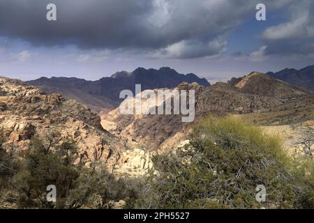 Blick über die Landschaft der Sahwah Wadi bis zu den Bergen von Jabal Abu Mahmoud, Südjordanien, Mittlerer Osten Stockfoto