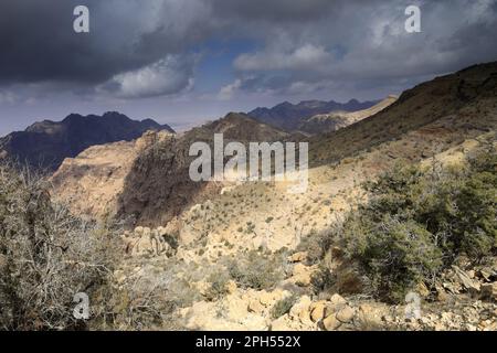 Blick über die Landschaft der Sahwah Wadi bis zu den Bergen von Jabal Abu Mahmoud, Südjordanien, Mittlerer Osten Stockfoto