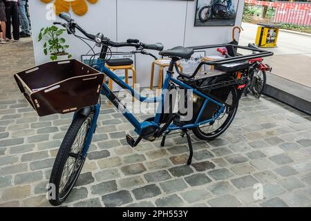 Ausstellung verschiedener Fahrradtypen im Bike Brussels - Ansicht und Details zu verschiedenen Fahrrädern - Elektrofahrrad - Batterie im Rahmen - Cargo Bike Stockfoto