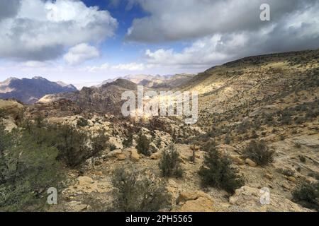 Blick über die Landschaft der Sahwah Wadi bis zu den Bergen von Jabal Abu Mahmoud, Südjordanien, Mittlerer Osten Stockfoto