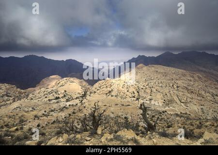 Blick über die Landschaft der Berge von Jabal Abu Mahmoud, Südjordanien, Naher Osten Stockfoto