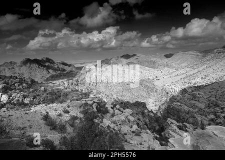 Blick über die Landschaft der Sahwah Wadi bis zu den Bergen von Jabal Abu Mahmoud, Südjordanien, Mittlerer Osten Stockfoto