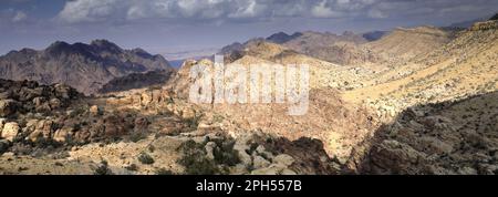 Blick über die Landschaft der Sahwah Wadi bis zu den Bergen von Jabal Abu Mahmoud, Südjordanien, Mittlerer Osten Stockfoto