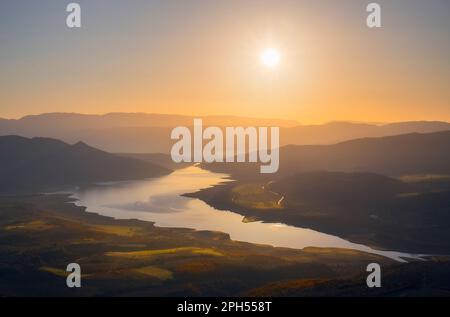 Sant Antoni Reservoir bei Sonnenuntergang, Pobla de Segur, Katalonien Stockfoto