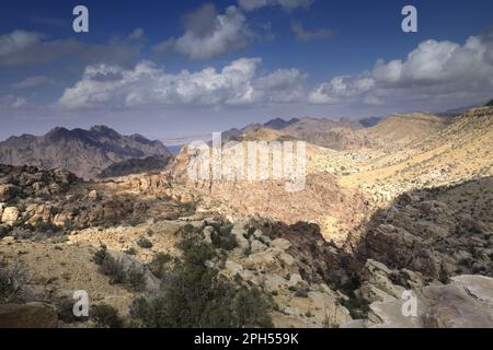 Blick über die Landschaft der Sahwah Wadi bis zu den Bergen von Jabal Abu Mahmoud, Südjordanien, Mittlerer Osten Stockfoto