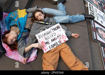 London, Großbritannien. 25. März 2023. Ukrainische und iranische Frauen veranstalten im Piccadilly Circus, London, einen gemeinsamen Protest gegen die Regierungen Russlands und des Iran Stockfoto