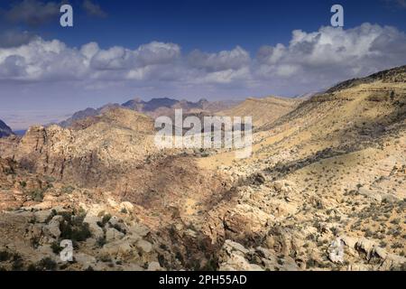 Blick über die Landschaft der Sahwah Wadi bis zu den Bergen von Jabal Abu Mahmoud, Südjordanien, Mittlerer Osten Stockfoto