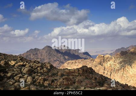 Blick über die Landschaft der Berge von Jabal Abu Mahmoud, Südjordanien, Naher Osten Stockfoto