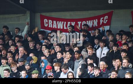 Crawley-Fans beim EFL League Two Match zwischen Crawley Town und Rochdale AFC im Broadfield Stadium , Crawley , Großbritannien - 25. März 2023. Foto: Simon Dack/Teleobjektiv. Nur redaktionelle Verwendung. Kein Merchandising. Für Fußballbilder gelten Einschränkungen für FA und Premier League. Keine Nutzung von Internet/Mobilgeräten ohne FAPL-Lizenz. Weitere Informationen erhalten Sie von Football Dataco Stockfoto