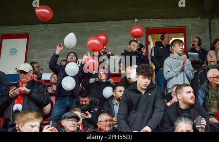 Crawley-Fans während des EFL League 2-Spiels zwischen Crawley Town und Rochdale AFC im Broadfield Stadium , Crawley , Großbritannien - 25. März 2023 Photo Simon Dack/Tele Images. Nur redaktionelle Verwendung. Kein Merchandising. Für Fußballbilder gelten Einschränkungen für FA und Premier League. Keine Nutzung von Internet/Mobilgeräten ohne FAPL-Lizenz. Weitere Informationen erhalten Sie von Football Dataco Stockfoto