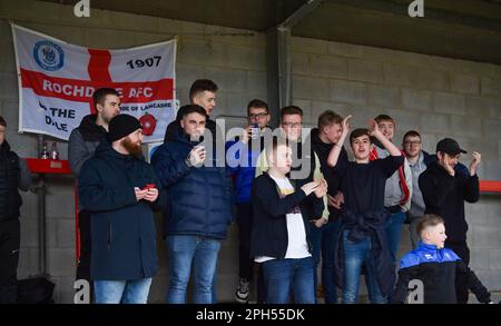 Rochdale Fans während des EFL League 2-Spiels zwischen Crawley Town und Rochdale AFC im Broadfield Stadium , Crawley , Großbritannien - 25. März 2023 Photo Simon Dack/Tele Images. Nur redaktionelle Verwendung. Kein Merchandising. Für Fußballbilder gelten Einschränkungen für FA und Premier League. Keine Nutzung von Internet/Mobilgeräten ohne FAPL-Lizenz. Weitere Informationen erhalten Sie von Football Dataco Stockfoto