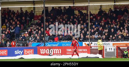 Eine Menge von über 4000 während des EFL League Two-Spiels zwischen Crawley Town und Rochdale AFC im Broadfield Stadium , Crawley , Großbritannien - 25. März 2023. Foto: Simon Dack/Teleobjektiv. Nur redaktionelle Verwendung. Kein Merchandising. Für Fußballbilder gelten Einschränkungen für FA und Premier League. Keine Nutzung von Internet/Mobilgeräten ohne FAPL-Lizenz. Weitere Informationen erhalten Sie von Football Dataco Stockfoto