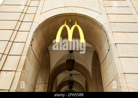 Das Emblem eines Fast-Food-Restaurants auf dem Bogen eines Gebäudes im historischen Teil der Stadt. Dresden, Deutschland - 05.20.2019 Stockfoto