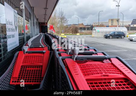 Delhaize-Laden geschlossen. Aufgrund der Personalmaßnahmen nach der Ankündigung des Plans zur Franchise des Stores. | Mouvement de greve chez Delhaize. Arr Stockfoto