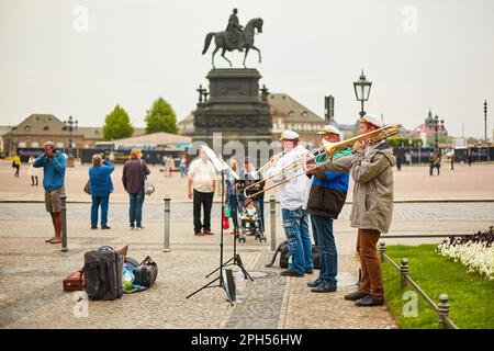 Eine Gruppe von Straßenmusikern spielt Trompeten auf dem Stadtplatz. Dresden, Deutschland - 05.20.2019 Stockfoto