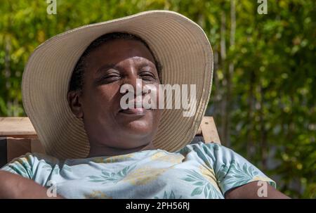 Porträt einer einheimischen Frau, die sich entspannt und sonnt La Digue Seychelles1 Stockfoto